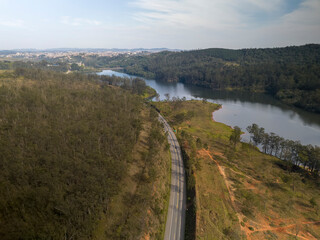 Fototapeta na wymiar Foto aérea da represa de Mairiporã no interior de São Paulo e também da ponte e rodovias na cercania