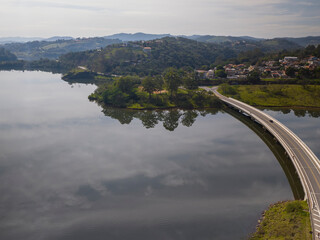 Foto aérea da represa de Mairiporã no interior de São Paulo e também da ponte e rodovias na...
