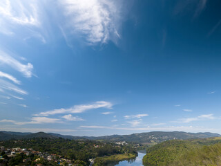 Fototapeta premium Foto aérea da represa de Mairiporã no interior de São Paulo e também da ponte e rodovias na cercania