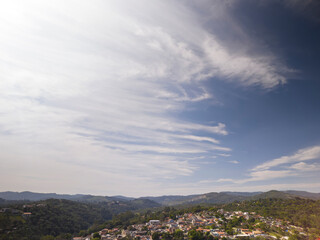 Foto aérea da represa de Mairiporã no interior de São Paulo e também da ponte e rodovias na cercania