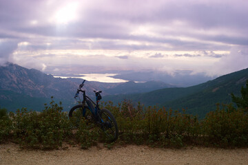 Fototapeta na wymiar rower mtb góry niebo chmury kolarstwo