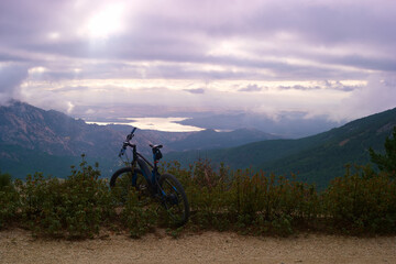 Fototapeta na wymiar rower mtb góry niebo chmury kolarstwo