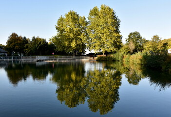 Fototapeta premium Naturschwimmbad in Endigen im Herbst
