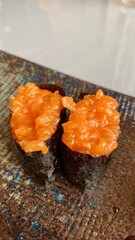 salmon gunkan sushi roll