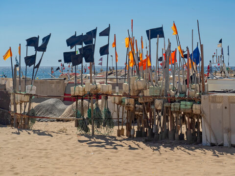 Aperos de pesca y barcos en la Playa de Monte Gordo. Vila Real de Santo Ant&oacute;nio. Algave. Portugal