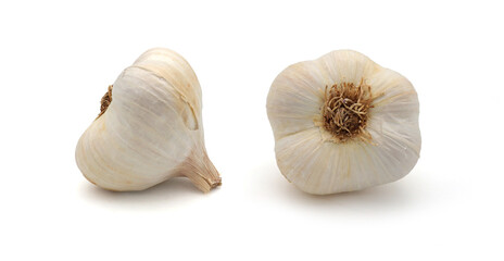 Deux têtes d'ail, de face et de profil, isolés sur fond blanc.
