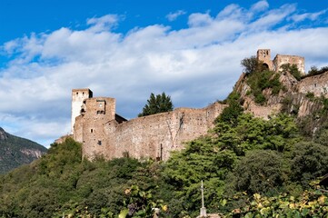 Schloss Sigmundskron , auch Castel Firmiano,  bei Bozen in Südtirol - Die Ruine der  riesigen Burg...