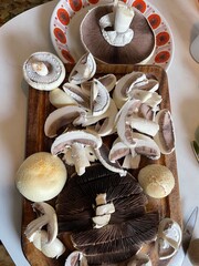 Wiesenchampignons in der Küche - Champignons geschnitten