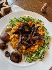 Wiesenchampignons in der Küche - Champignons auf Tomatenrisotto