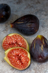 Feigen aufgeschnitten in Hochformat