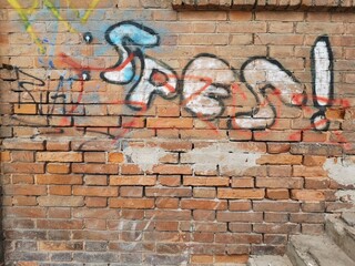 Graffity an einer alten Lagerhalle mit Mauerwerk
