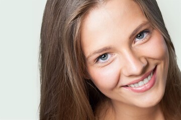 Naklejka premium Smiling woman feeling happy and posing on background