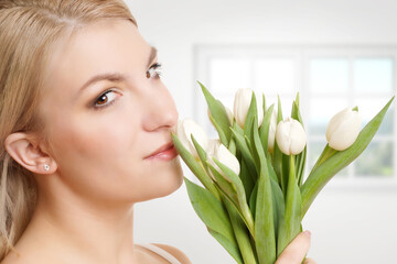 Frau hält Tulpen