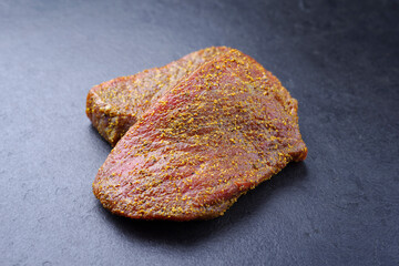 Rohes mariniertes Pfeffer Rump Steak vom Rind zubereitet für eine Sommer Grillparty und angeboten...