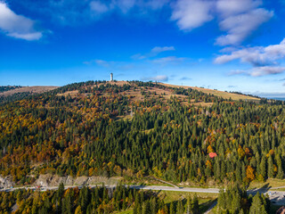 Luftaufnahme des Feldberggipfels im Schwarzwald im Herbst - 537102125