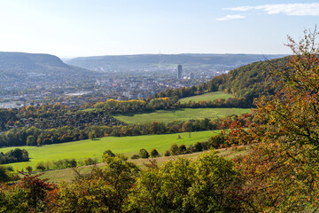 Fototapeta na wymiar Blick auf das herbstliche Saaletal um Jena in Thüringen