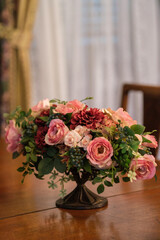 古い洋館の室内。テーブルにフラワーアレンジを飾り落ち着いた雰囲気。神戸異人館で撮影