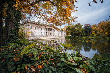 Piękny budynek w jesiennym miejskim parku w Łazienkach Królewskich w Warszawie - obrazy, fototapety, plakaty