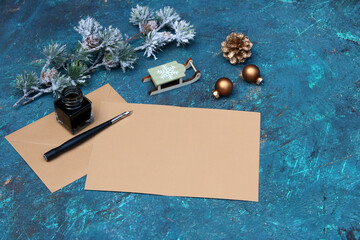 Leere Grußkarte zum beschriften mit Tinte, Füllfederhalter und Weihnachtsdekoration.