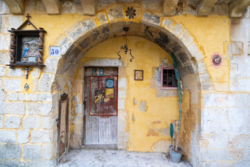 Artystyczne wejście do domu w miasteczku na Sycylii