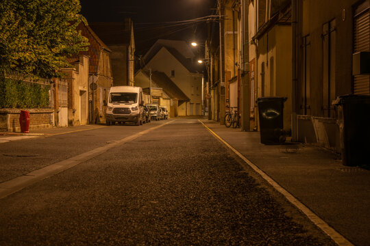 vision de la rue d'une ville la nuit