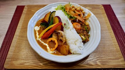 ご飯で分けられた二色のカレーライス