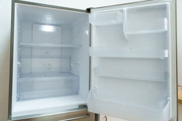 空っぽの冷蔵庫の内側