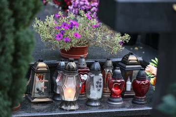Świeczka na grobie osoby bliskiej świeci podczas święta zmarłych.