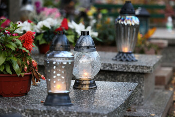 Świeczka na grobie osoby bliskiej świeci podczas święta zmarłych.