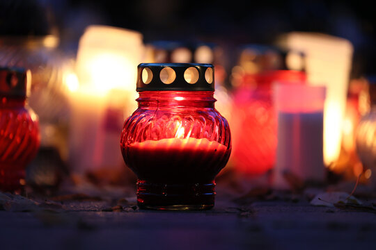 Świeczka na grobie osoby bliskiej świeci podczas święta zmarłych.