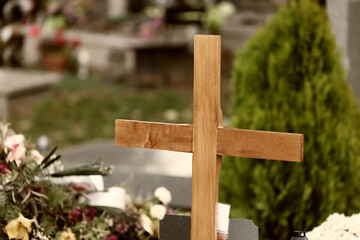 Stary zapomniany grób z krzyżem na cmentarzu. 