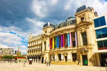 Foto op Plexiglas Uitzicht op het middeleeuwse barokke gebouw van de Vlaamse Opera in Antwerpen met gevelkolommen geschilderd in regenboogkleuren tijdens de traditionele jaarlijkse Gay Pride, België © JackF