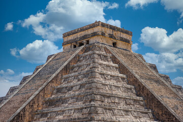 Temple Pyramid of Kukulcan El Castillo, Chichen Itza, Yucatan, Mexico, Maya civilization