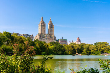 Obraz na płótnie Canvas Skyline panorama with Eldorado building and reservoir with boats in Central Park in midtown Manhattan in New York City