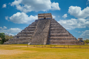 Temple Pyramid of Kukulcan El Castillo, Chichen Itza, Yucatan, Mexico, Maya civilization