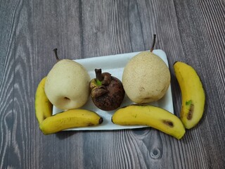 Fruits consisting of yellow bananas, mangosteen, pears that are still fresh and sweet