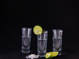 Tres caballitos de tequila blanco