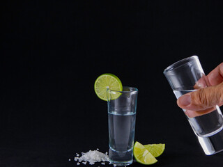 brindis con tequila, sal y limón
