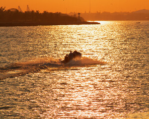Navegando hacia el atardecer