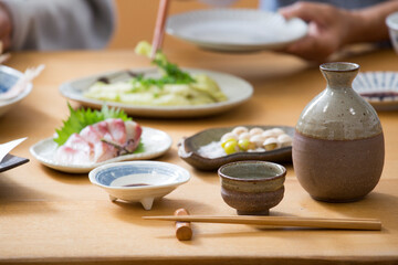 家飲みの食卓、晩飯で酒を飲む、日本の食事