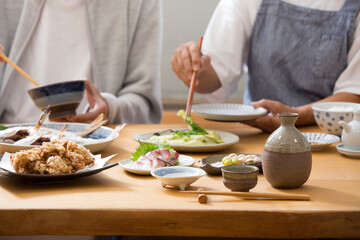 家飲みの食卓、晩飯で酒を飲む、日本の食事