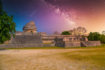 Obraz premium Ruins of El Caracol observatory temple, Chichen Itza, Yucatan, Mexico, Maya civilization with Milky Way Galaxy stars night sky