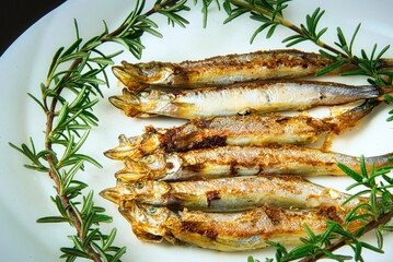 おいしそうに焼いた子持ちししゃもに、庭で採れたローズマリーを添えて