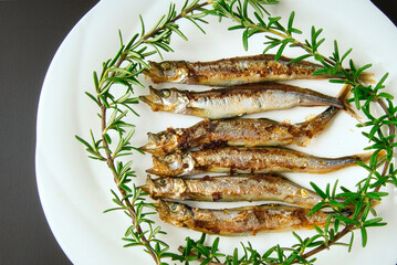 おいしそうに焼いた子持ちししゃもに、庭で採れたローズマリーを添えて