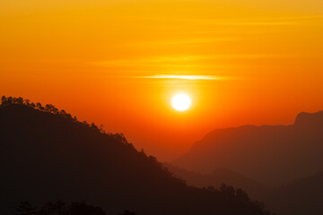 Obraz premium Background of colorful sky concept: Dramatic sunset with twilight color sky and clouds