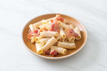 spaghetti rigatoni pasta with white sauce and bacon