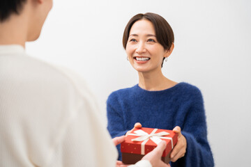 プレゼントをもらい喜ぶきれいな日本人女性