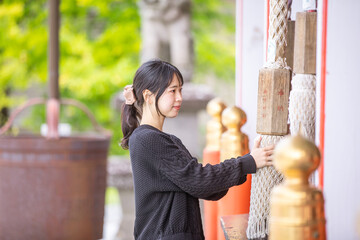 神社で手を合わせる女性　shrine