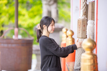 神社で手を合わせる女性　shrine