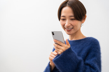 携帯を触る日本人女性